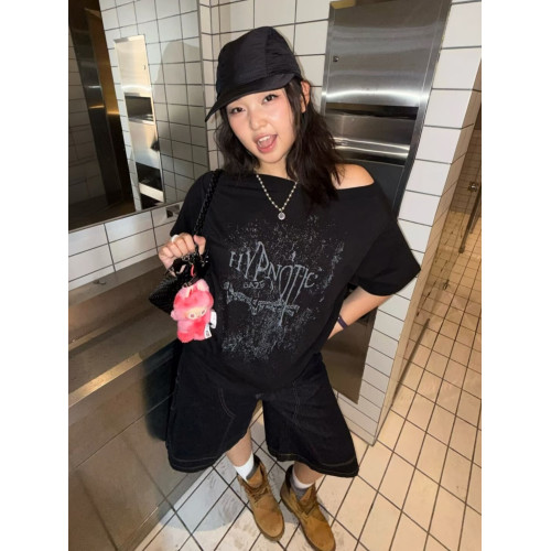 韓系復古斜肩做舊印花休閒寬鬆短袖t恤女設計感露肩顯瘦黑色上衣