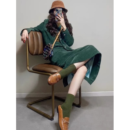 時尚高級感2025年新款秋冬季女裝法式設計小香風綠色外套裙子兩件