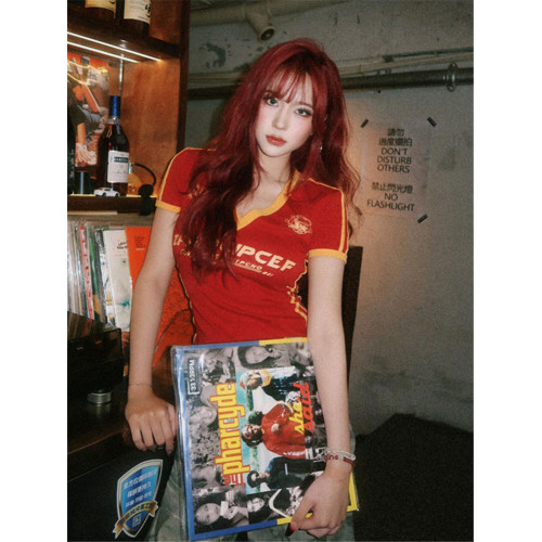 美式復古v領紅色正肩短袖T恤女夏季辣妹修身正肩插肩球衣顯瘦上衣