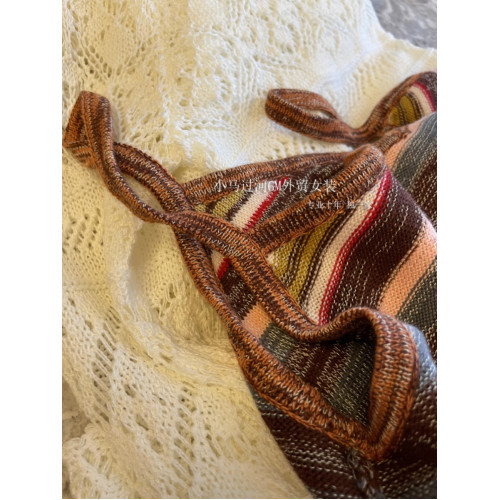 怎麽拍都好看，夏日氛圍感~！S*T法式彩虹條度假風針織吊帶連衣裙