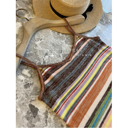 怎麽拍都好看，夏日氛圍感~！S*T法式彩虹條度假風針織吊帶連衣裙