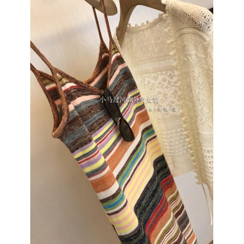 怎麽拍都好看，夏日氛圍感~！S*T法式彩虹條度假風針織吊帶連衣裙