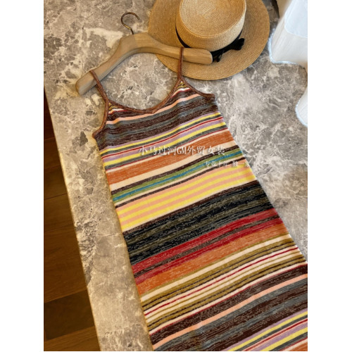 怎麽拍都好看，夏日氛圍感~！S*T法式彩虹條度假風針織吊帶連衣裙