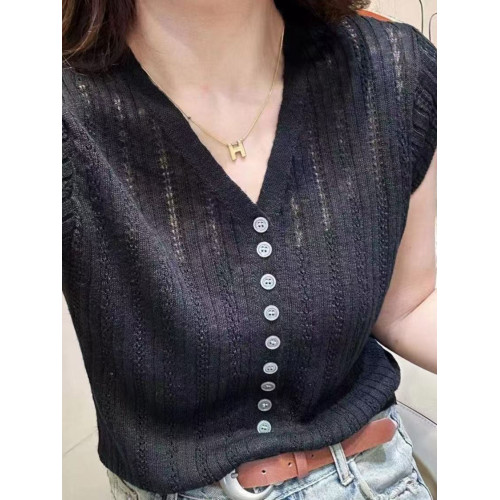 今年流行的薄款鏤空V領短袖冰絲針織衫女單排釦防曬時髦休閒上衣