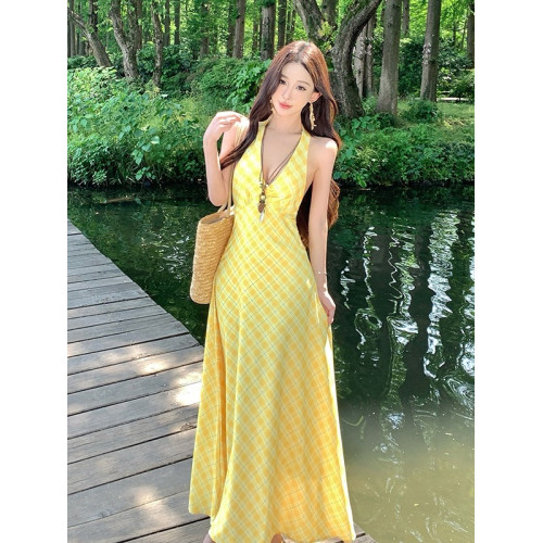 浪漫法式v領掛脖連衣裙女夏季黃色格紋溫柔海邊度假風A字收腰長裙
