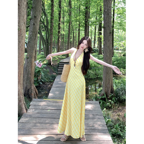 浪漫法式v領掛脖連衣裙女夏季黃色格紋溫柔海邊度假風A字收腰長裙