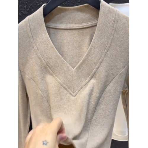 2026秋季新品燕麥色V領加絨長袖打底衫女辣妹風洋氣短款減齡上衣