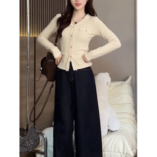 2026秋季新品杏色V領長袖T恤女純色高級氣質小衆質感顯瘦減齡上衣