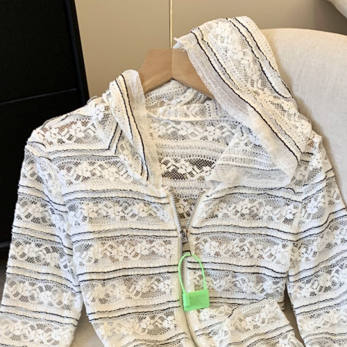 專櫃撤廻剪標韓系蕾絲鉤花連帽防曬罩衫女春季新款設計感收腰開衫