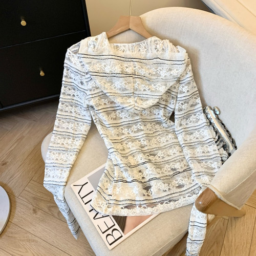 專櫃撤廻剪標韓系蕾絲鉤花連帽防曬罩衫女春季新款設計感收腰開衫