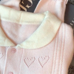 專櫃撤廻剪標韓系粉色娃娃領針織開衫女秋冬新款甜美鉤花軟糯毛衣