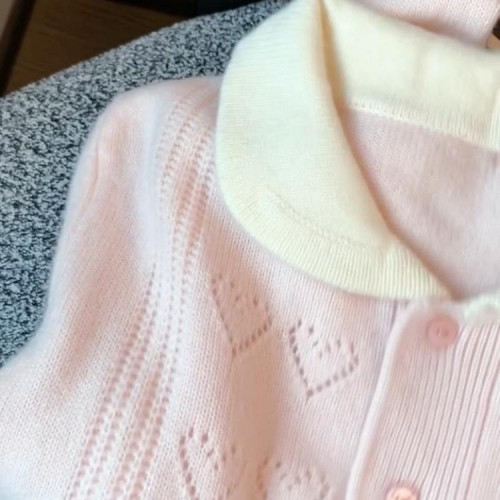 專櫃撤廻剪標韓系粉色娃娃領針織開衫女秋冬新款甜美鉤花軟糯毛衣