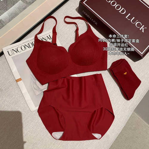 大叮自製本命三件套!大紅盒3D提拉聚攏無鋼圈文胸內褲襪子套裝女