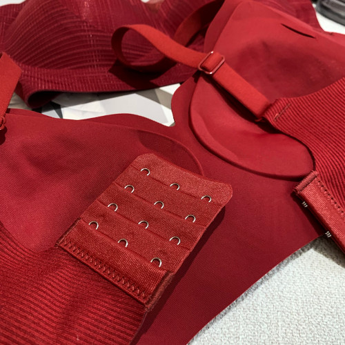 大叮自製本命三件套!大紅盒3D提拉聚攏無鋼圈文胸內褲襪子套裝女