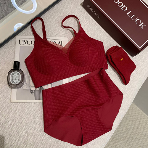 大叮自製本命三件套!大紅盒3D提拉聚攏無鋼圈文胸內褲襪子套裝女