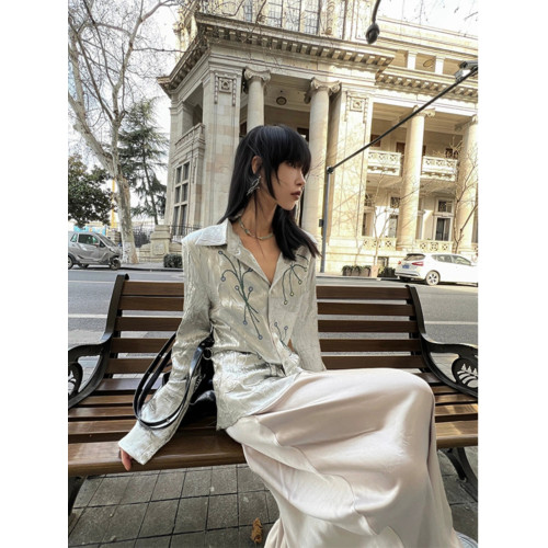 Turn up/陳腿兒 美式辣妹緞面銀色襯衣女春夏設計感印花防曬服ins