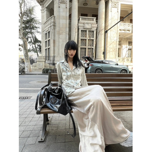 Turn up/陳腿兒 美式辣妹緞面銀色襯衣女春夏設計感印花防曬服ins