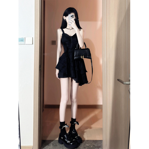 赫本風黑色顯瘦不規則A字短裙收腰修身V領吊帶連衣裙女高級感夏季