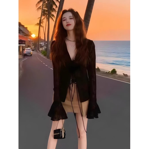 2025新款薄款高級感早秋輕薄絕美小衆氣質v領喇叭袖絕美黑色上衣