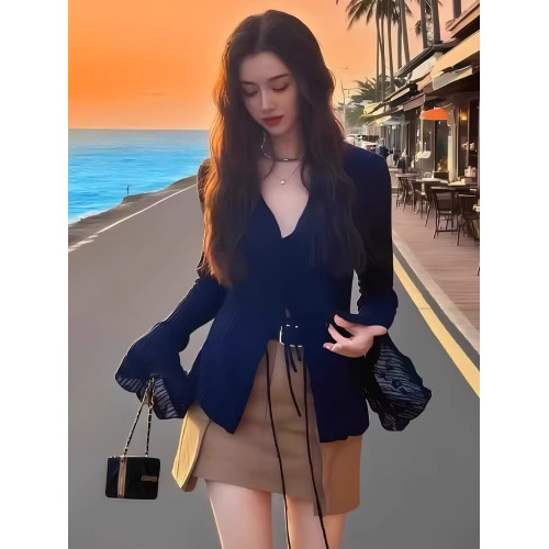 2025新款薄款高級感早秋輕薄絕美小衆氣質v領喇叭袖絕美黑色上衣