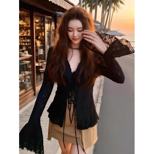 2025新款薄款高級感早秋輕薄絕美小衆氣質v領喇叭袖絕美黑色上衣