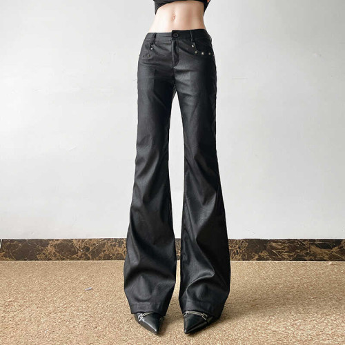 WEEKEEP 黑色鉚釘低腰微喇皮褲女性感辣妹顯長腿直筒百搭休閒長褲