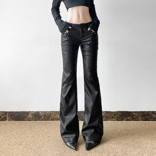 WEEKEEP 黑色鉚釘低腰微喇皮褲女性感辣妹顯長腿直筒百搭休閒長褲