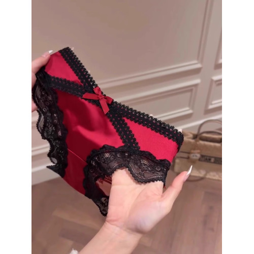 安可拉的紅流行到了內內！！緞面+蕾絲美瘋了~好高級顯白好誘人！