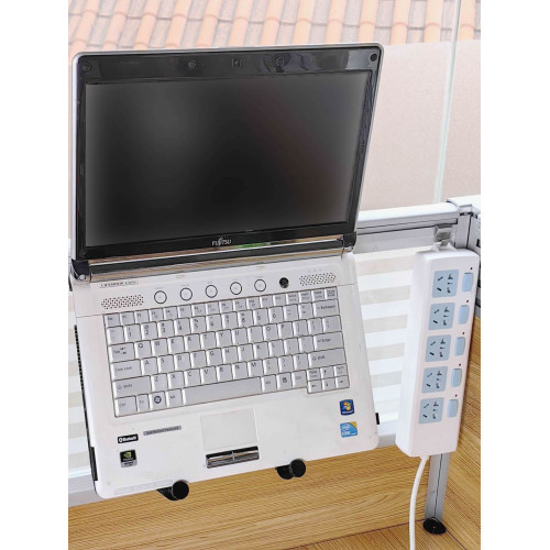 工位筆記型電腦掛架辦公桌筆電卡掛縫托架，屏風斜放懸空電腦支架