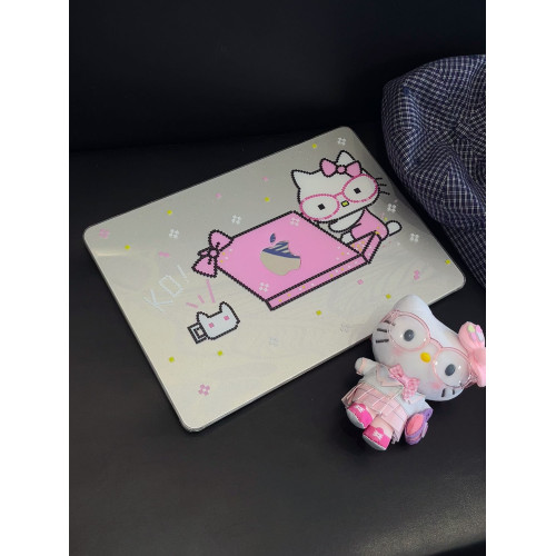 汪三嵗「工作女王」HelloKitty可愛拼豆風辣妹風MacBook保護殼蘋果筆電殼2025款M4pro14寸16寸air13寸M1M2