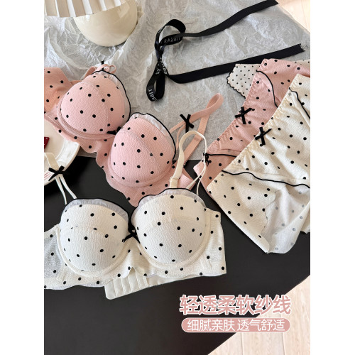 六隻兔子內衣女小胸聚攏顯大蜜桃胸甜美風無鋼圈側收副乳甜美文胸