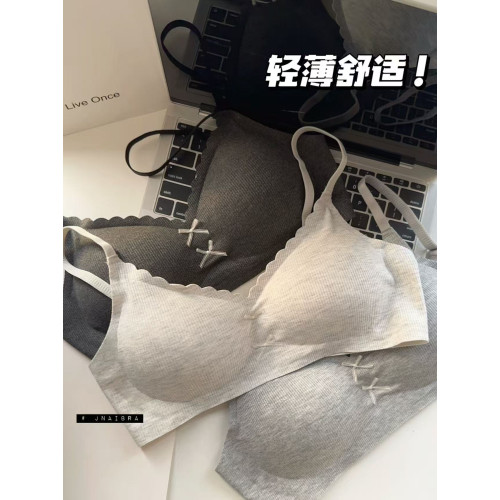 英短小貓 無痕小胸聚攏內衣女士薄款防下垂學生無鋼圈固定杯文胸