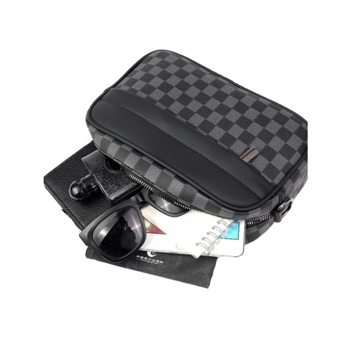 新款潮牌男士休閒格子單肩包皮質運動斜後後背包個性時尚小方包潮