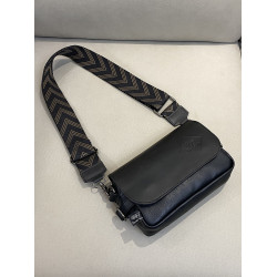 潮牌男士單肩包2025新款日系時尚潮流斜後後背包軟皮男女休閒小包ins