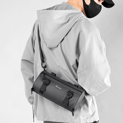 新款男士單肩包時尚桶包百搭休閒斜後後背包潮款學生挎包街頭嘻哈後後背包