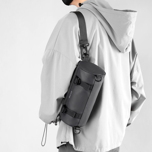 新款男士單肩包時尚桶包百搭休閒斜後後背包潮款學生挎包街頭嘻哈後後背包