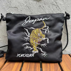 橫須賀重工刺綉輕量化小包戶外休閒美式單肩斜後後背包男女潮