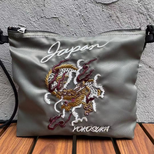 橫須賀重工刺綉輕量化小包戶外休閒美式單肩斜後後背包男女潮