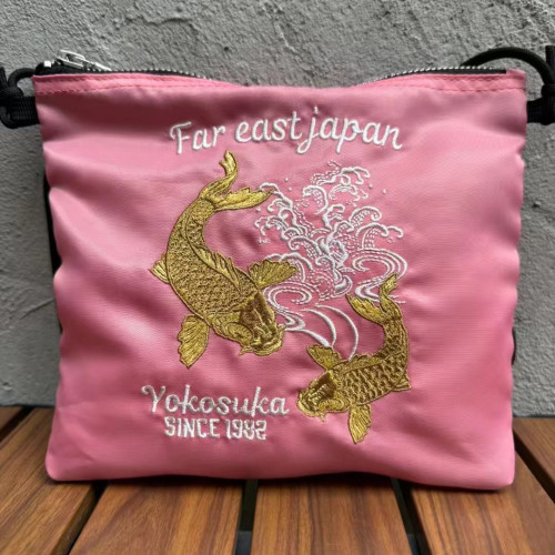 橫須賀重工刺綉輕量化小包戶外休閒美式單肩斜後後背包男女潮