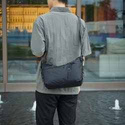 男士簡約多功能可攜式通勤斜後後背包戶外旅行水壺包休閒通勤機能單肩包