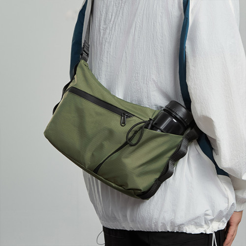 男士簡約多功能可攜式通勤斜後後背包戶外旅行水壺包休閒通勤機能單肩包