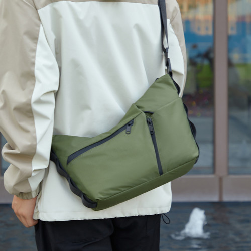 男士簡約多功能可攜式通勤斜後後背包戶外旅行水壺包休閒通勤機能單肩包