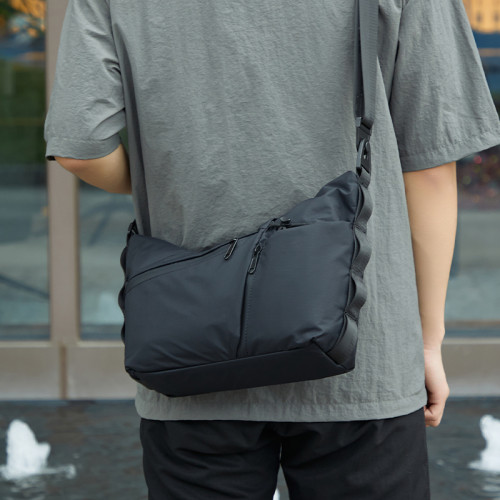 男士簡約多功能可攜式通勤斜後後背包戶外旅行水壺包休閒通勤機能單肩包