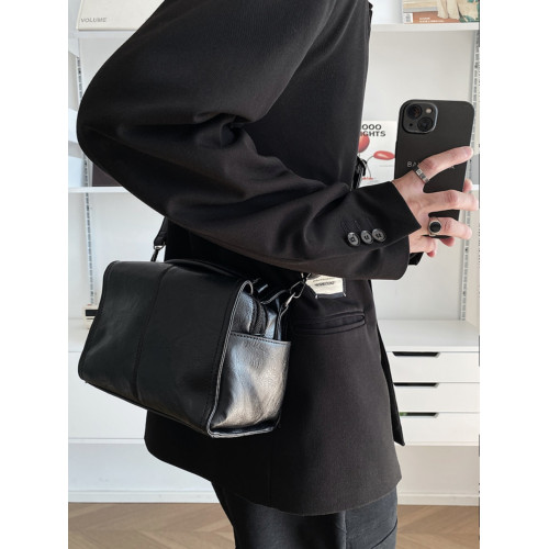 極簡風軟皮休閒斜後後背包男百搭潮流通勤單肩包復古高級感手提小方包