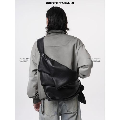 黑田矢衛異形褶皺斜後後背包男款高級感上班通勤小衆時尚女生軟皮大包