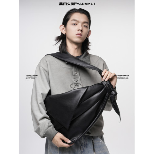 黑田矢衛異形褶皺斜後後背包男款高級感上班通勤小衆時尚女生軟皮大包