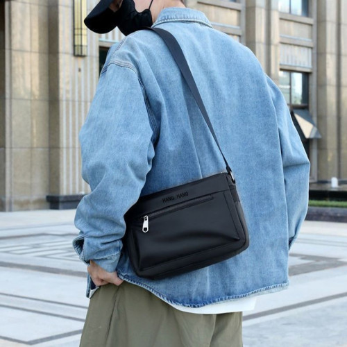 新款單肩包出差通勤戶外運動百搭後後背包防潑水郵差包工裝機能斜後後背包