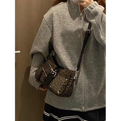 錢一波的痛包｜機車風二次元追星放小卡吧唧斜背微小食量外出酷颯