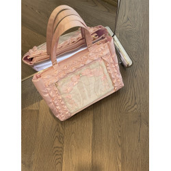 錢一波痛包｜淺粉花邊緞面大食量單肩包二次元甜美芭蕾吧唧大容量