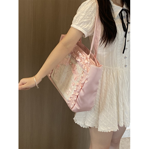 錢一波痛包｜淺粉花邊緞面大食量單肩包二次元甜美芭蕾吧唧大容量